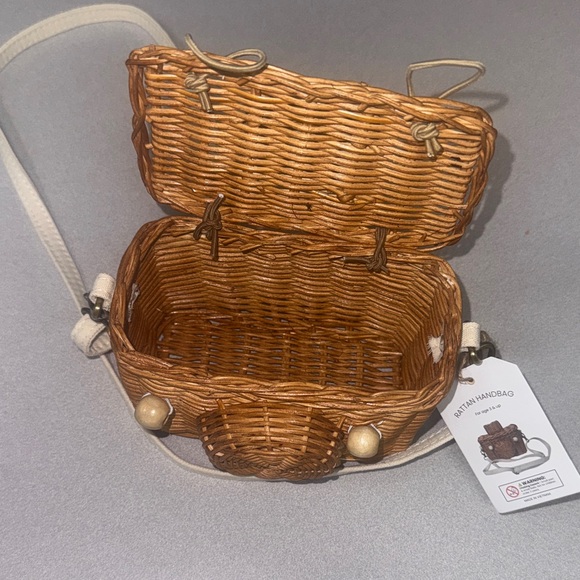 Handmade Rattan Camera Shaped Bag - Picture 3 of 3